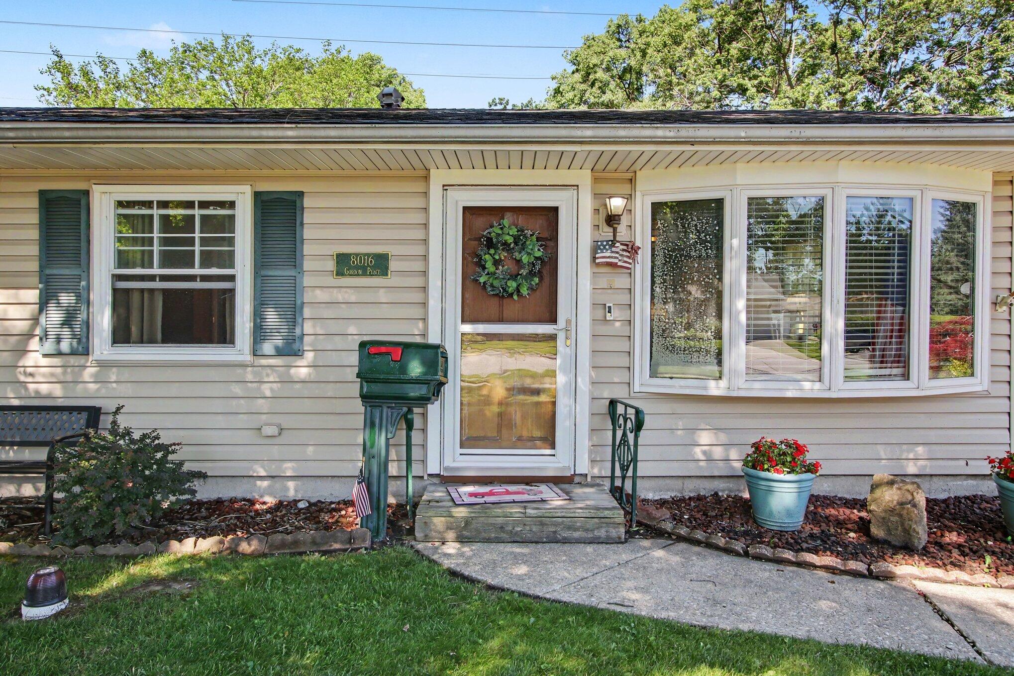 8016 Gordon Place Highland, IN 46322 - Photo 5 of 28 2038x1359