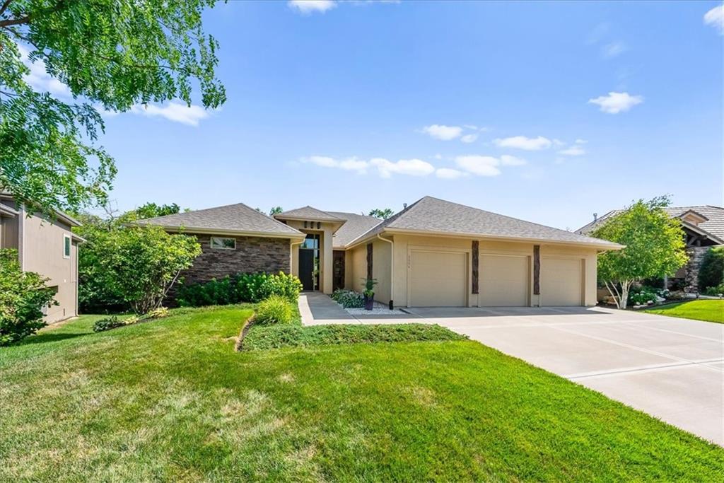 9896 Saddletop Lenexa, KS 66227 - Photo 2 of 51