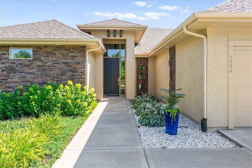 9896 Saddletop Lenexa, KS 66227 - Photo 3 of 51