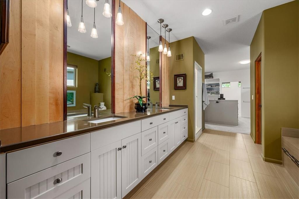 9896 Saddletop Lenexa, KS 66227 - Photo 8 of 51