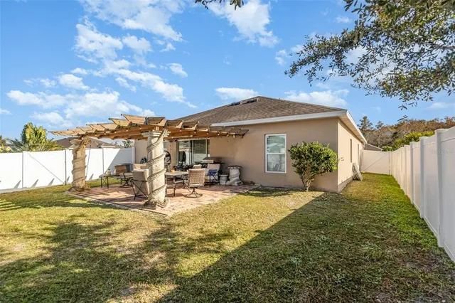 a view of a house with backyard