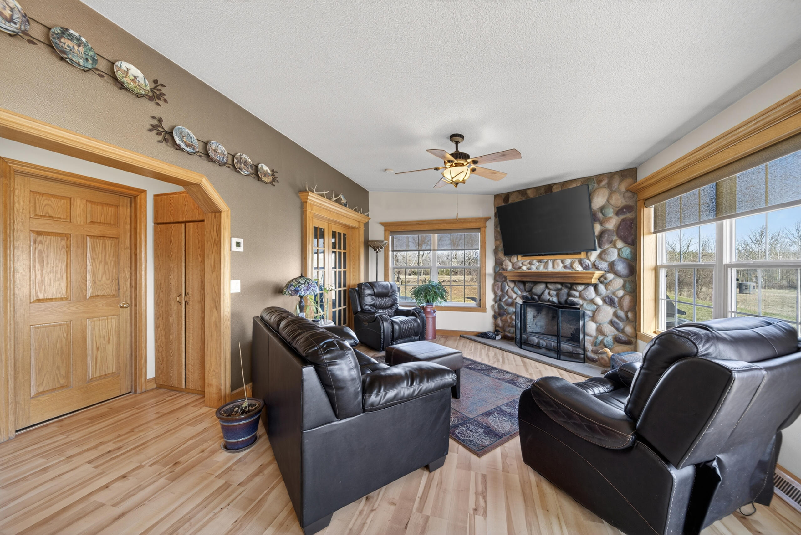 N3556 Slatts Road Mitchell, WI 53011 - Photo 5 of 28 Cozy Living Room