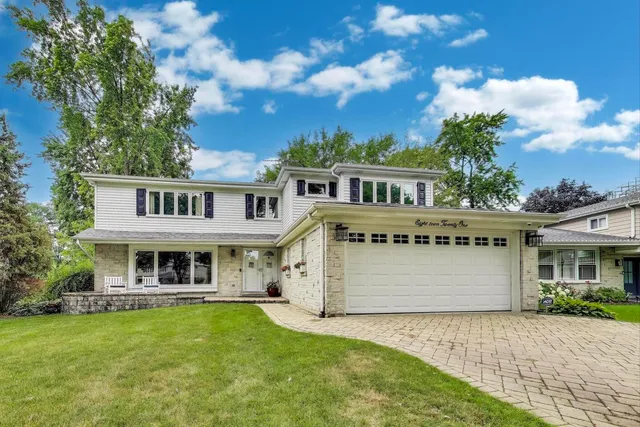$899,900 | 1821 East Boulder Drive, Mount Prospect, IL 60056