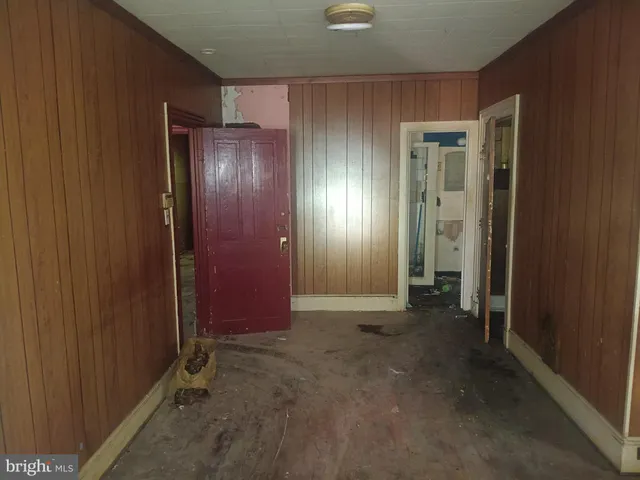 en empty room with windows and ceiling fan