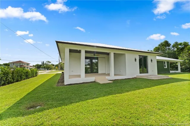a view of a house with a yard and front view of a house