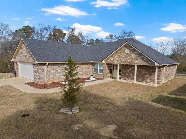 a view of a house with backyard
