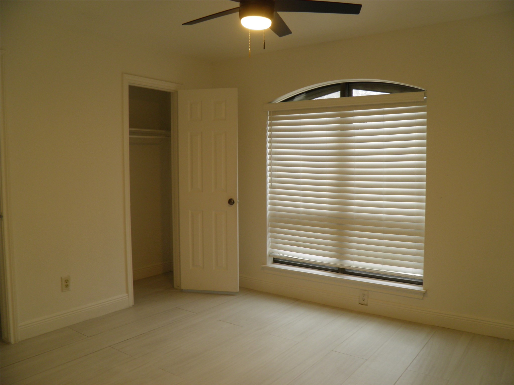 6819 Addicks Clodine Road Houston, TX 77083 - Photo 12 of 28 an empty room with windows and entrance
