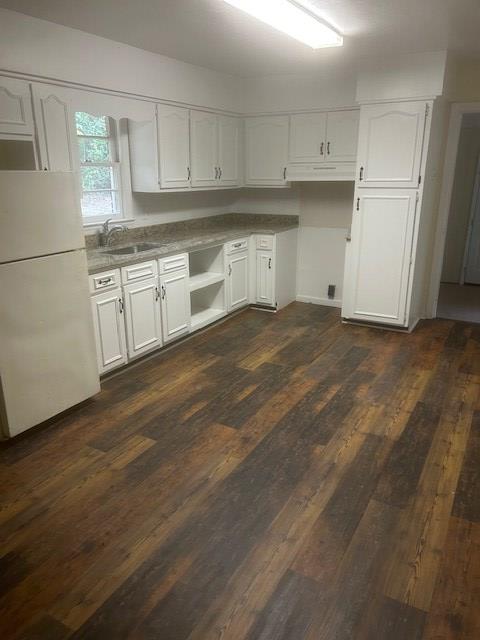 1127 Club House Road Columbus, GA 31903 - Photo 2 of 7 a view of a kitchen with electric appliances