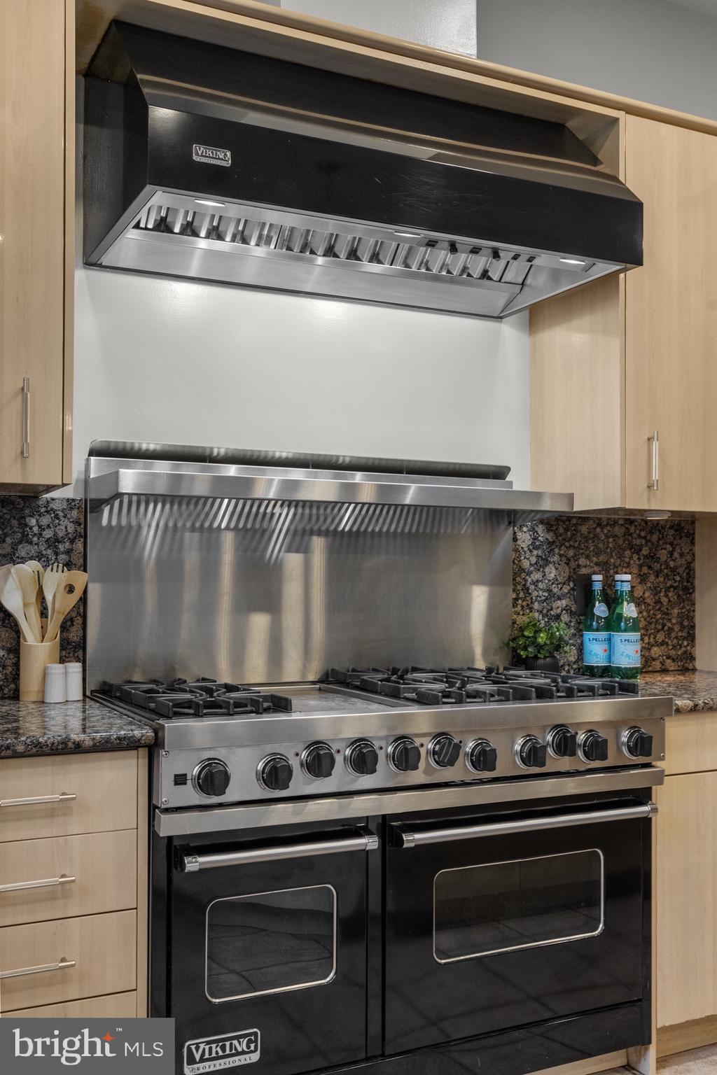12713 Greenbriar Road Potomac, MD 20854 - Photo 27 of 107 Chef's kitchen!!