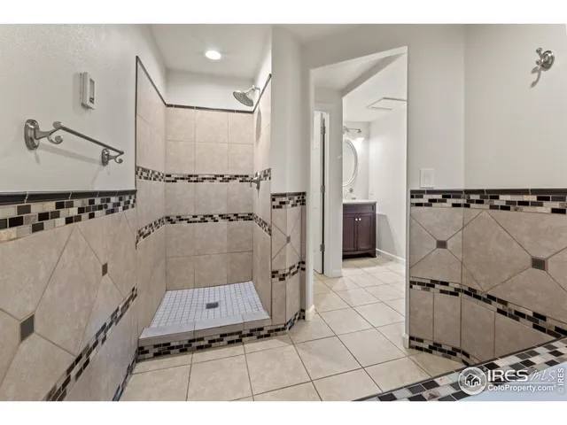 a view of a bath room