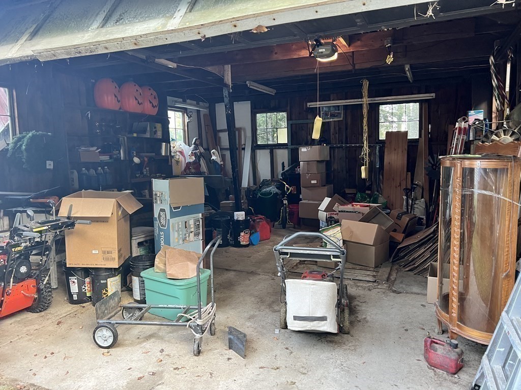 25 Main Road Phillipston, MA 01331 - Photo 11 of 42 a room with musical instruments