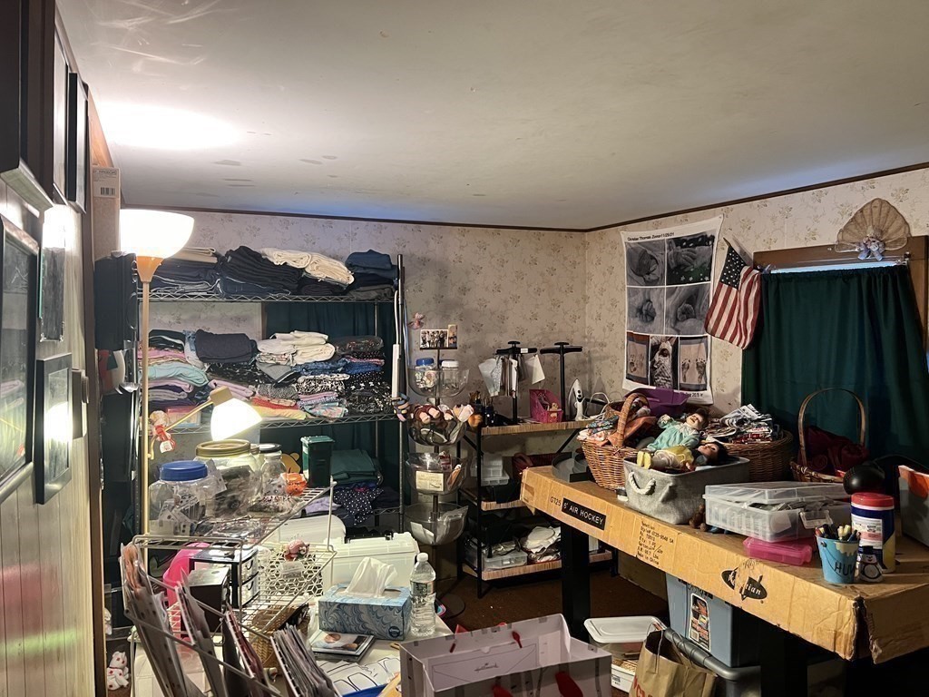 25 Main Road Phillipston, MA 01331 - Photo 29 of 42 a room with musical instruments