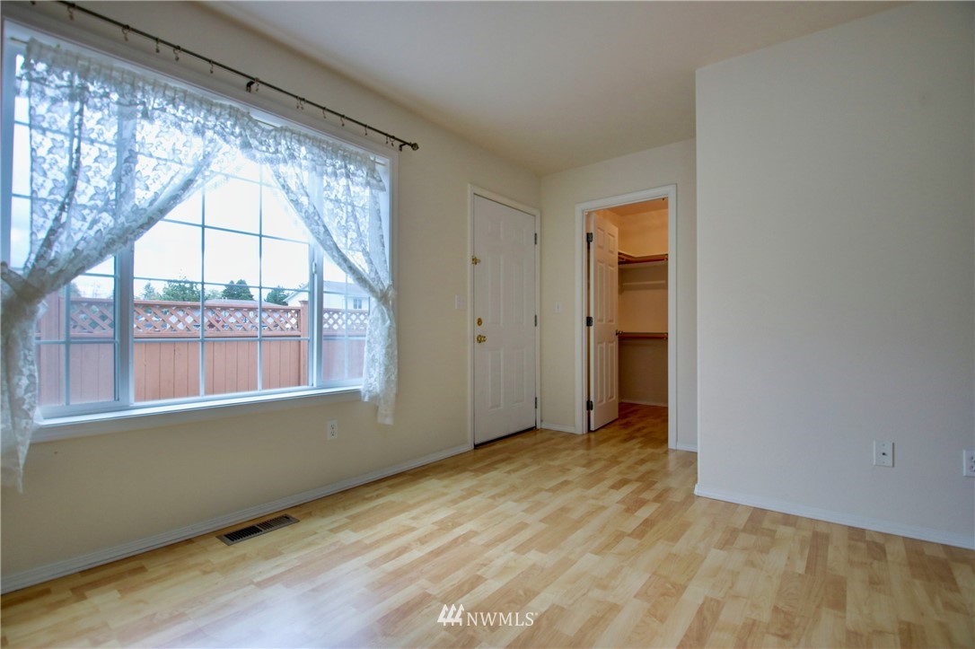 885 Cook Road, Unit 6 Sedro-Woolley, WA 98284 - Photo 18 of 31 an empty room with a window