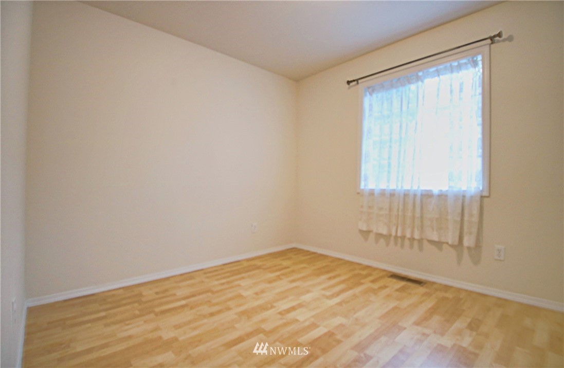 885 Cook Road, Unit 6 Sedro-Woolley, WA 98284 - Photo 26 of 31 an empty room with a window