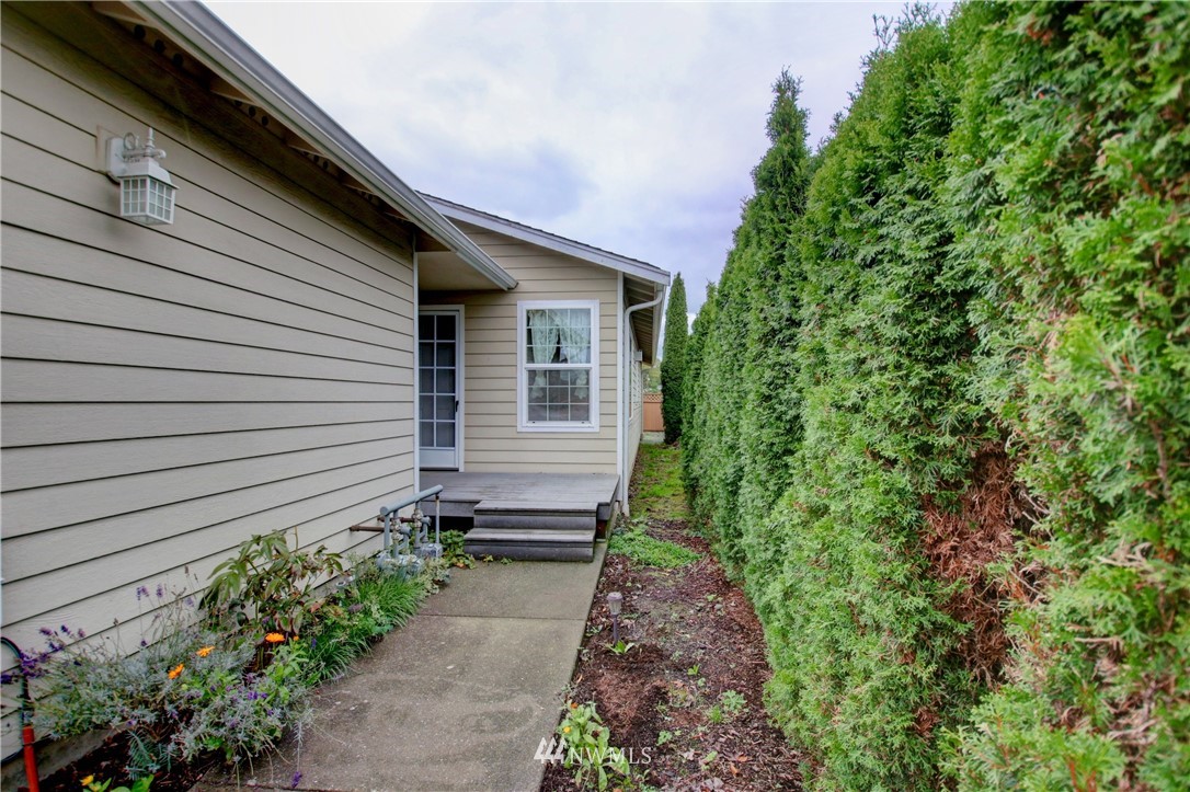 885 Cook Road, Unit 6 Sedro-Woolley, WA 98284 - Photo 27 of 31 a backyard of a house with a garden