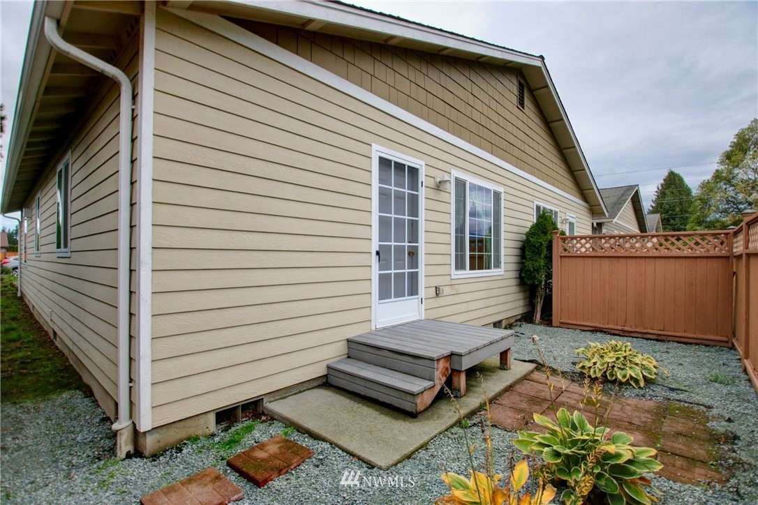 885 Cook Road, Unit 6 Sedro-Woolley, WA 98284 - Photo 30 of 31 a view of a back yard of the house