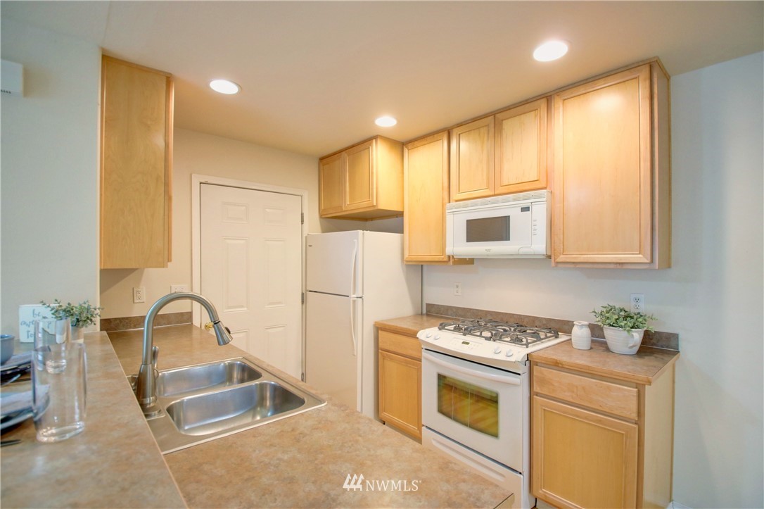 885 Cook Road, Unit 6 Sedro-Woolley, WA 98284 - Photo 9 of 31 a kitchen with a refrigerator and a sink