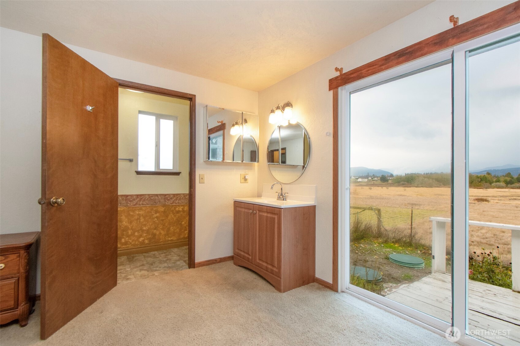 62 Hogback Road Sequim, WA 98382 - Photo 22 of 40 a view of a bathroom with a tub and mirror