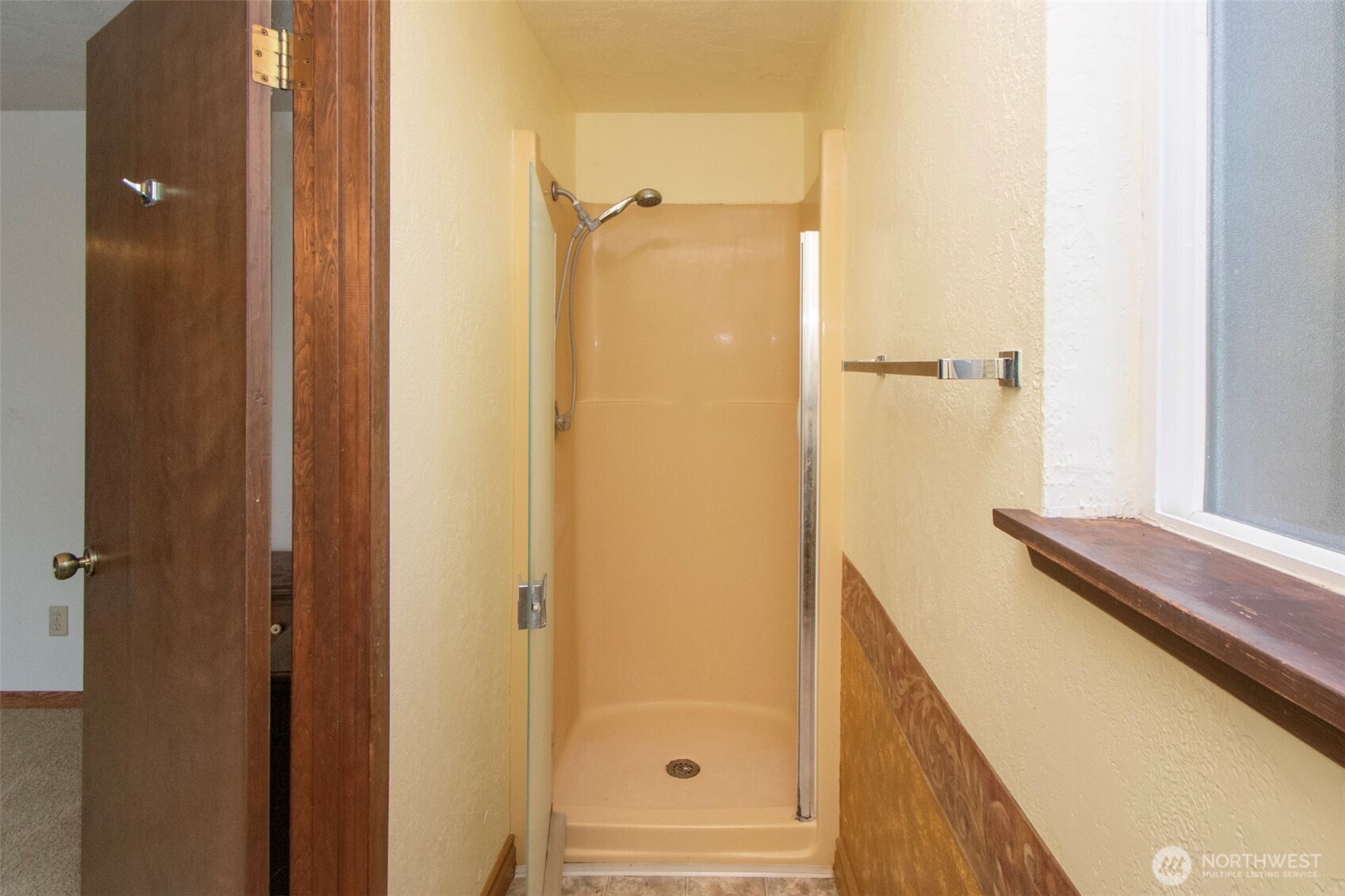 62 Hogback Road Sequim, WA 98382 - Photo 24 of 40 a bathroom with a tub and shower