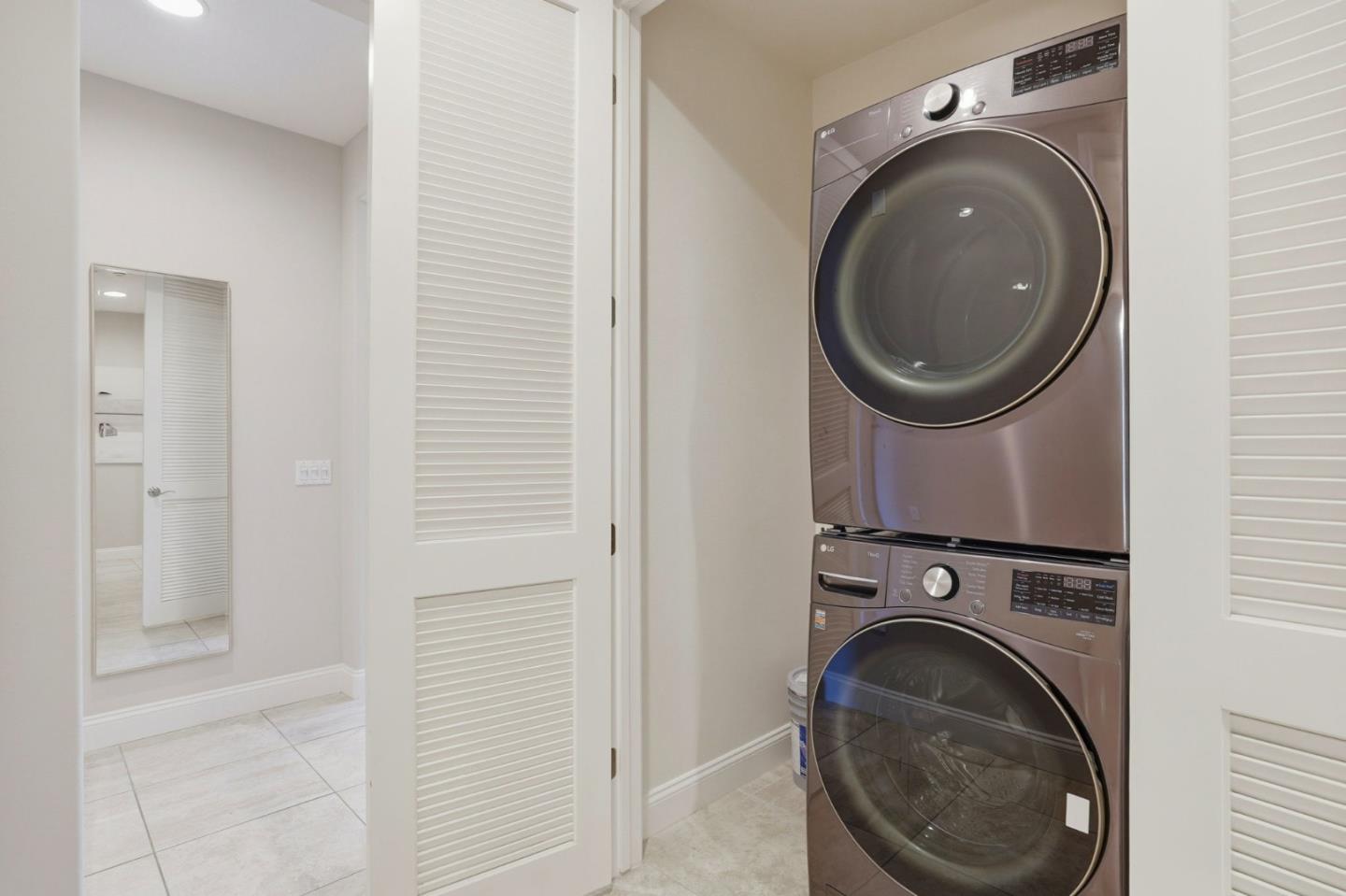 2881 Meridian Avenue, Unit 217 San Jose, CA 95124 - Photo 26 of 39 a utility room with dryer and washer