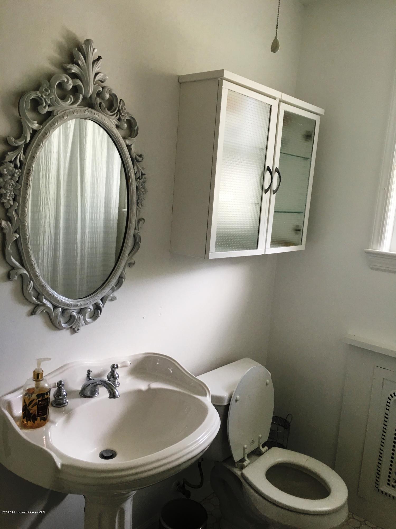 25 River Road Rumson, NJ 07760 - Photo 7 of 9 Bathroom
