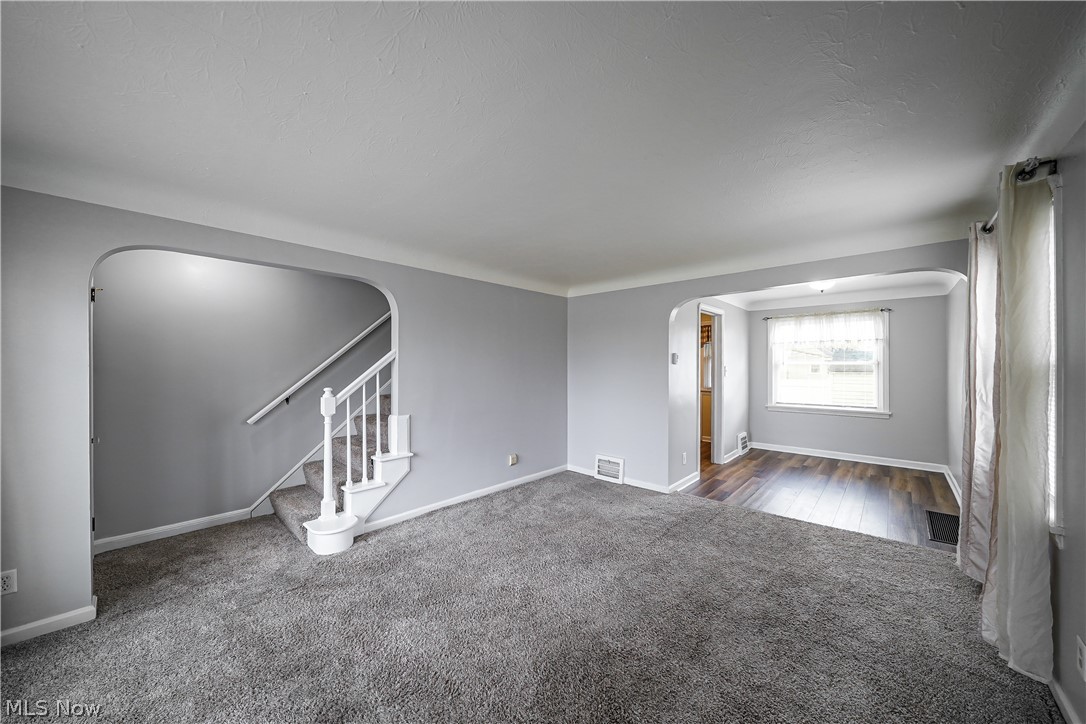 8604-8606 Biddulph Road Brooklyn, OH 44144 - Photo 3 of 29 Living Room