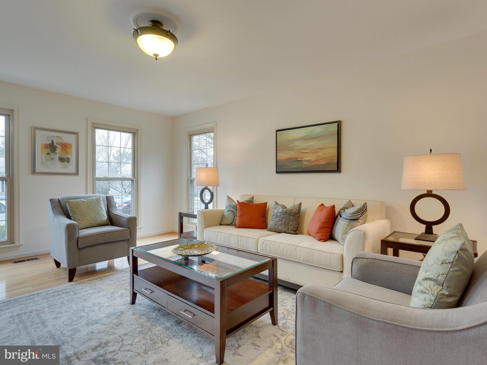 8725 Evangel Drive Springfield, VA 22153 - Photo 6 of 30 Living Room