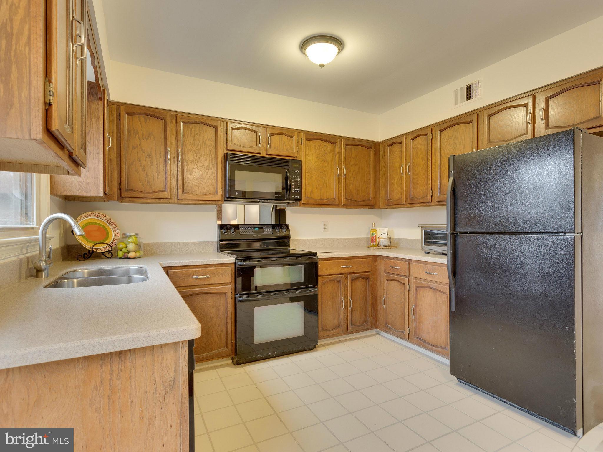 8725 Evangel Drive Springfield, VA 22153 - Photo 9 of 30 Kitchen