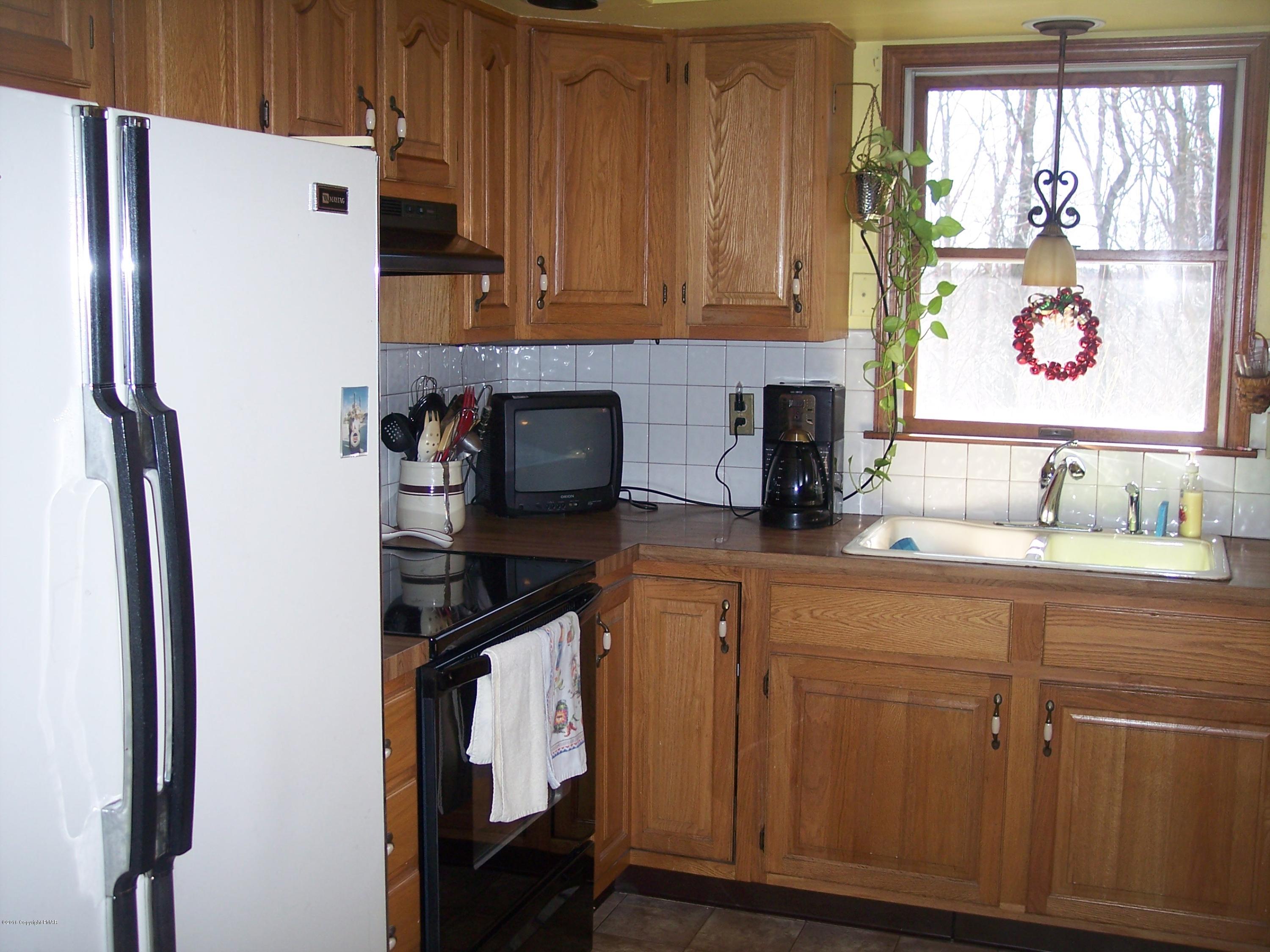 220 Mohican Road Canadensis, PA 18325 - Photo 11 of 36 Kitchen