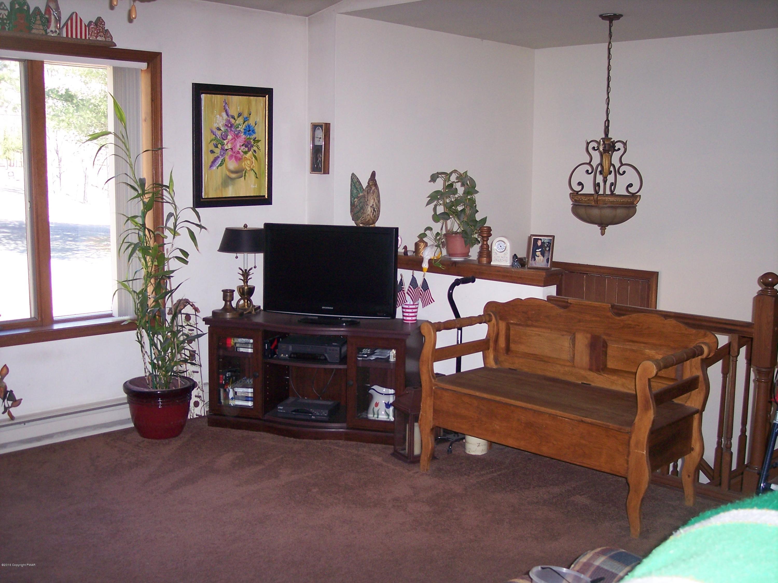 220 Mohican Road Canadensis, PA 18325 - Photo 3 of 36 Living Room