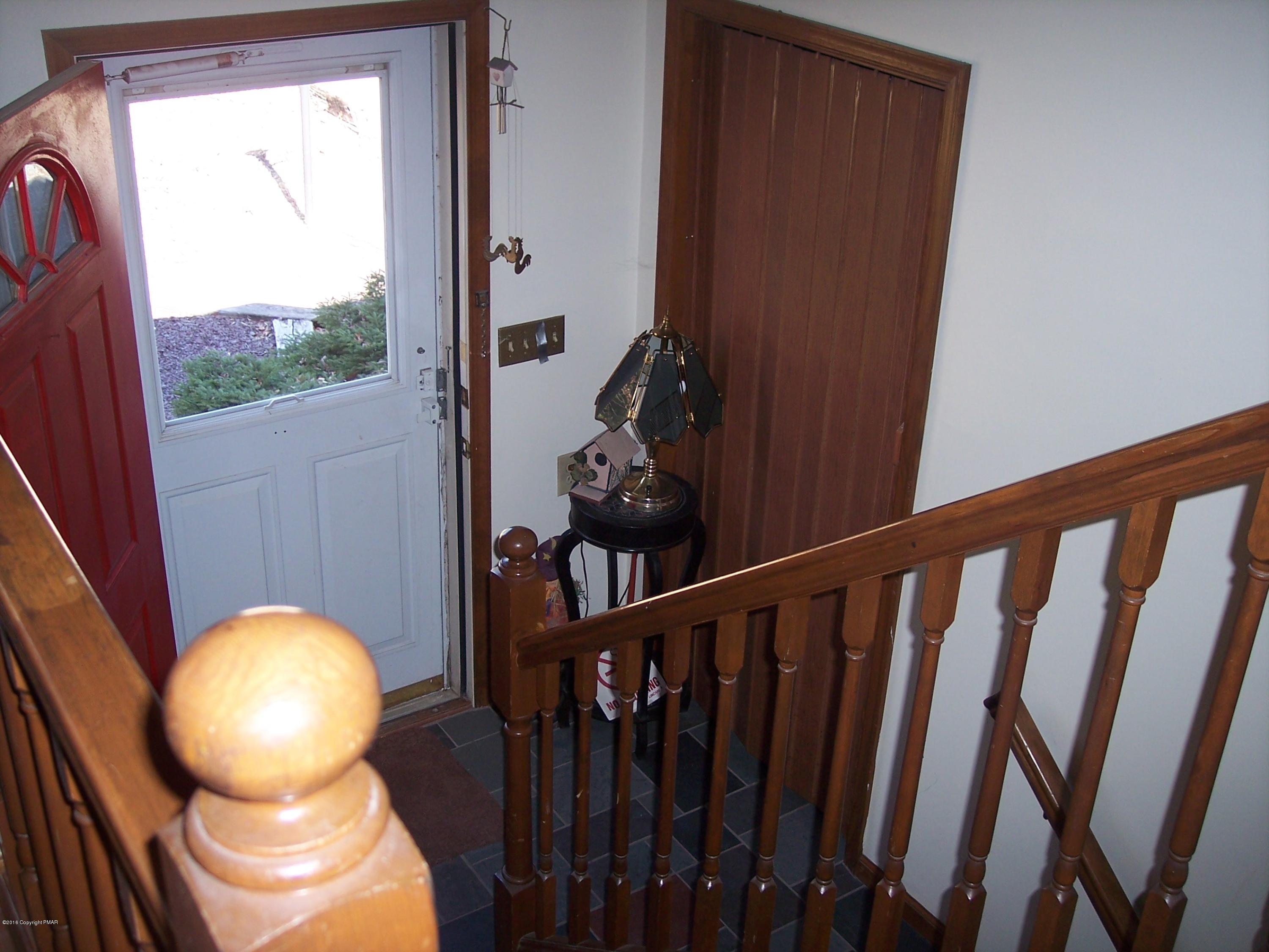 220 Mohican Road Canadensis, PA 18325 - Photo 6 of 36 Foyer
