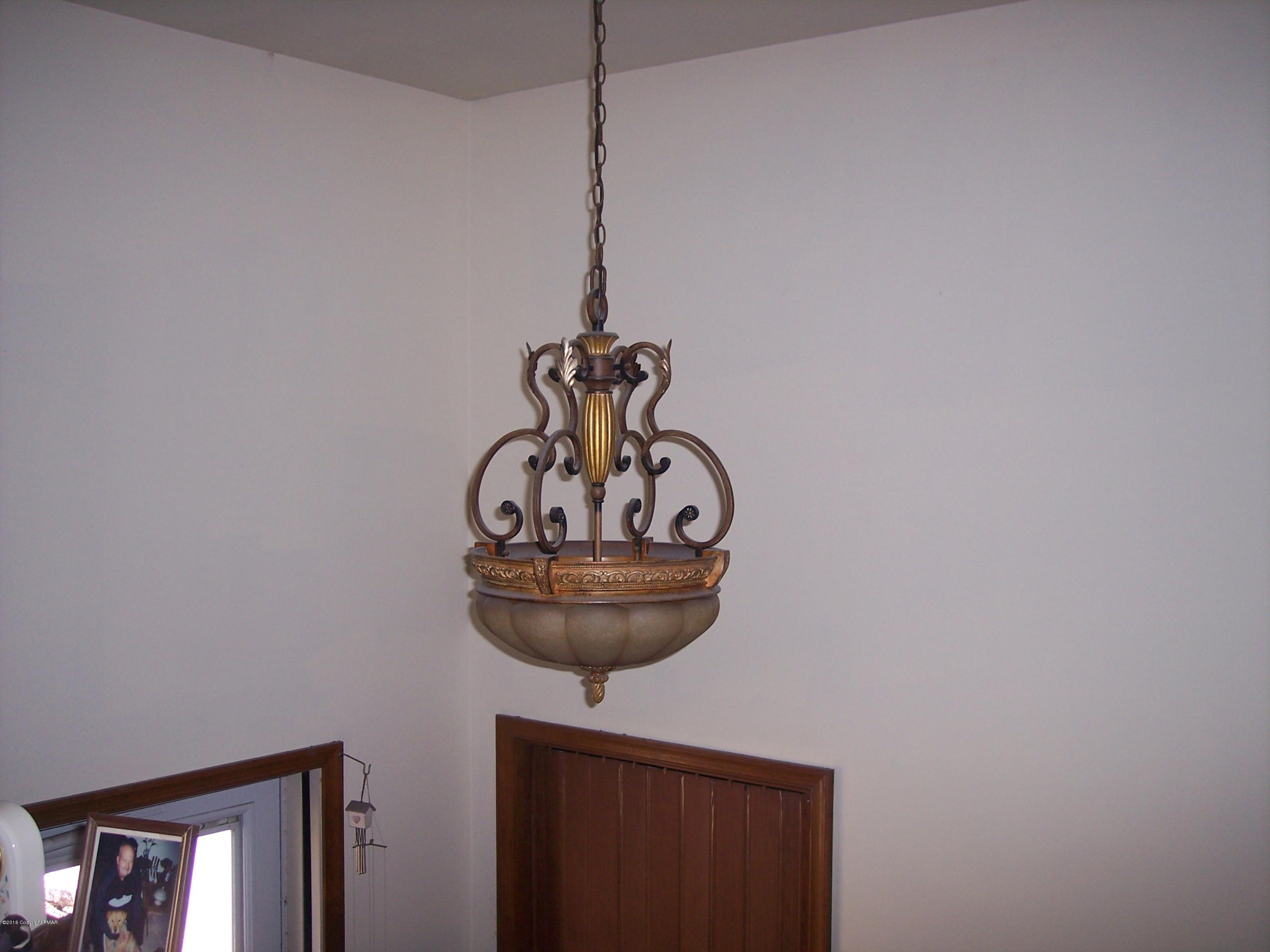 220 Mohican Road Canadensis, PA 18325 - Photo 7 of 36 Foyer Light