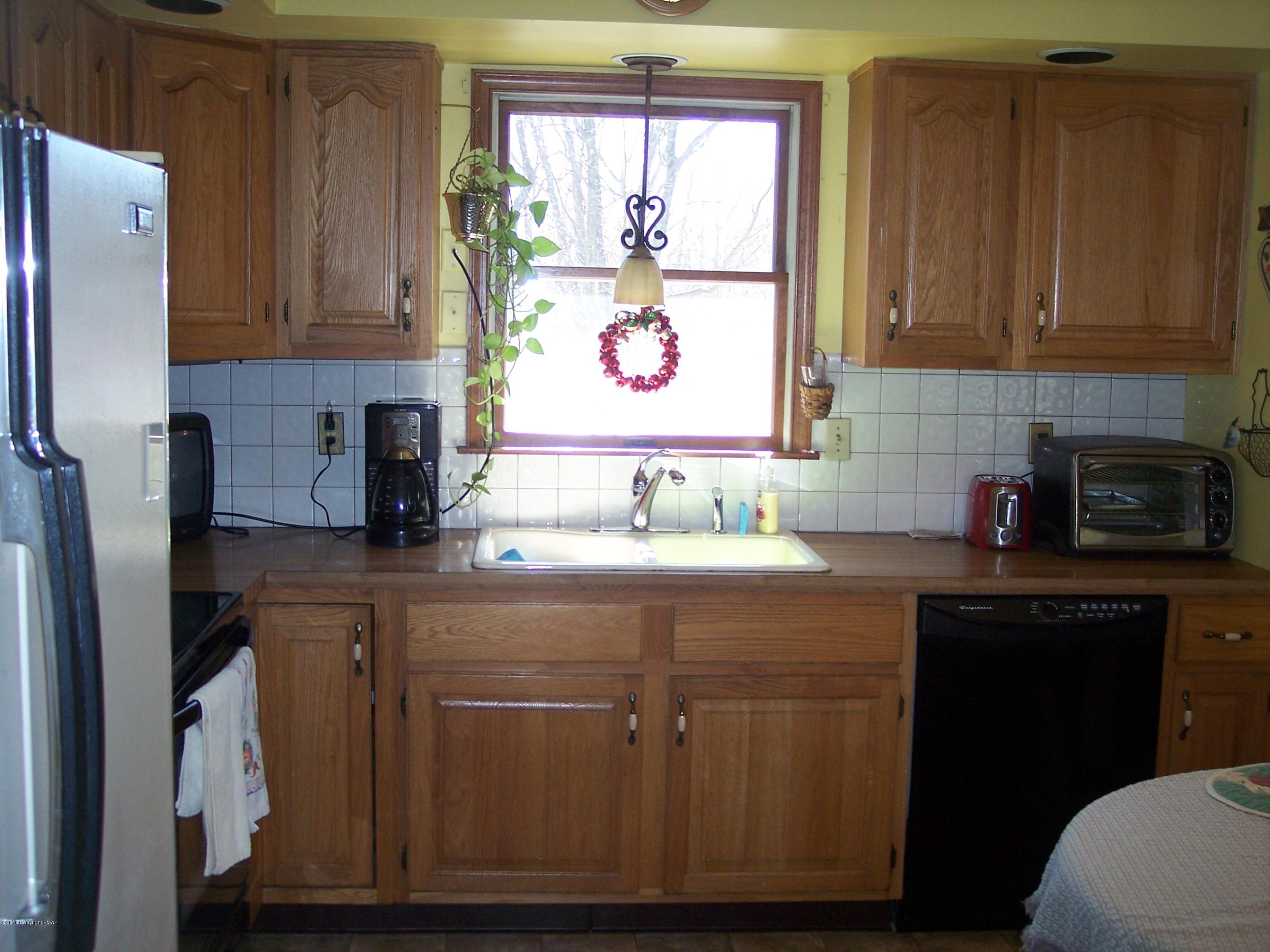220 Mohican Road Canadensis, PA 18325 - Photo 10 of 36 Kitchen