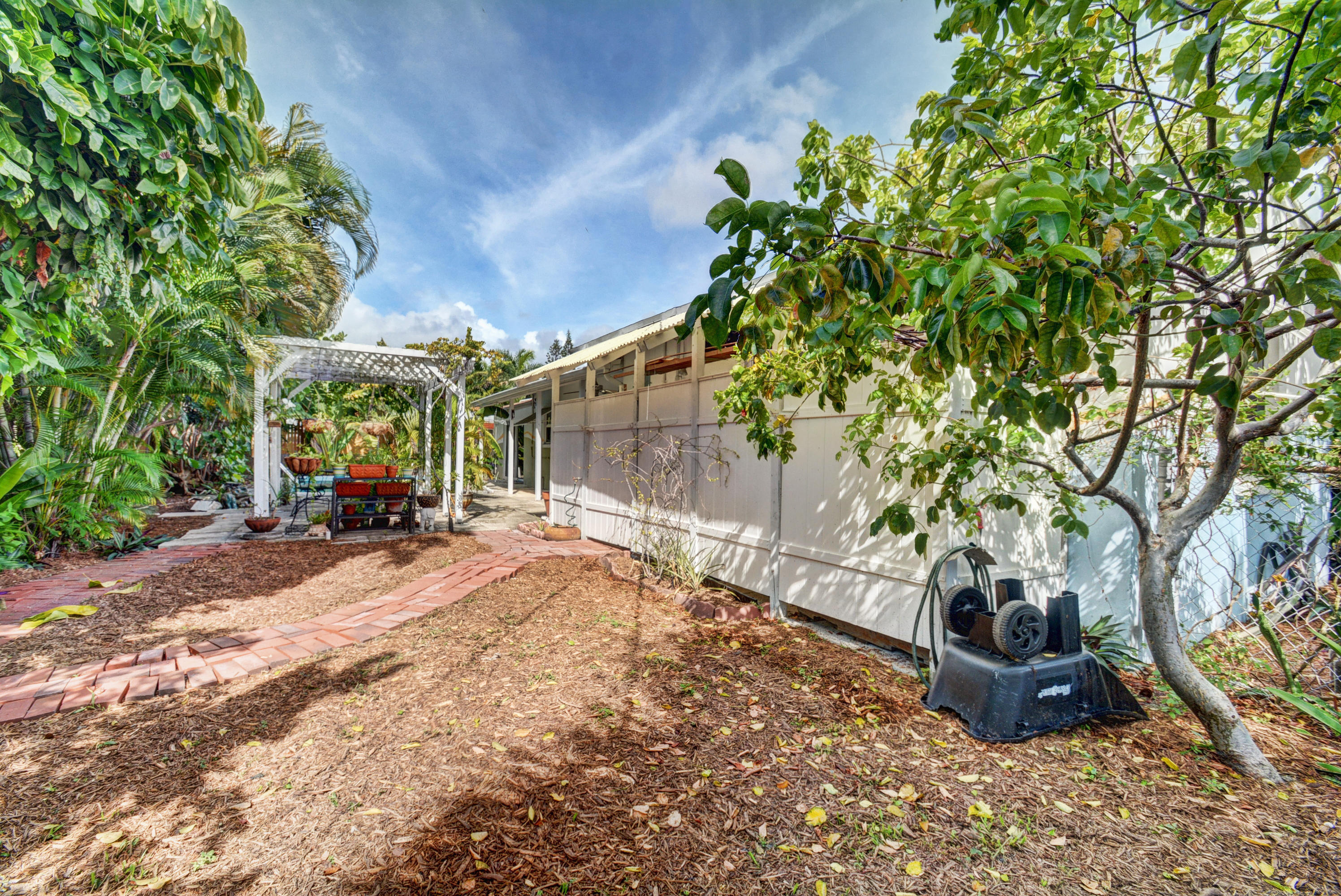 660 S Road Boynton Beach, FL 33435 - Photo 20 of 37 Yard