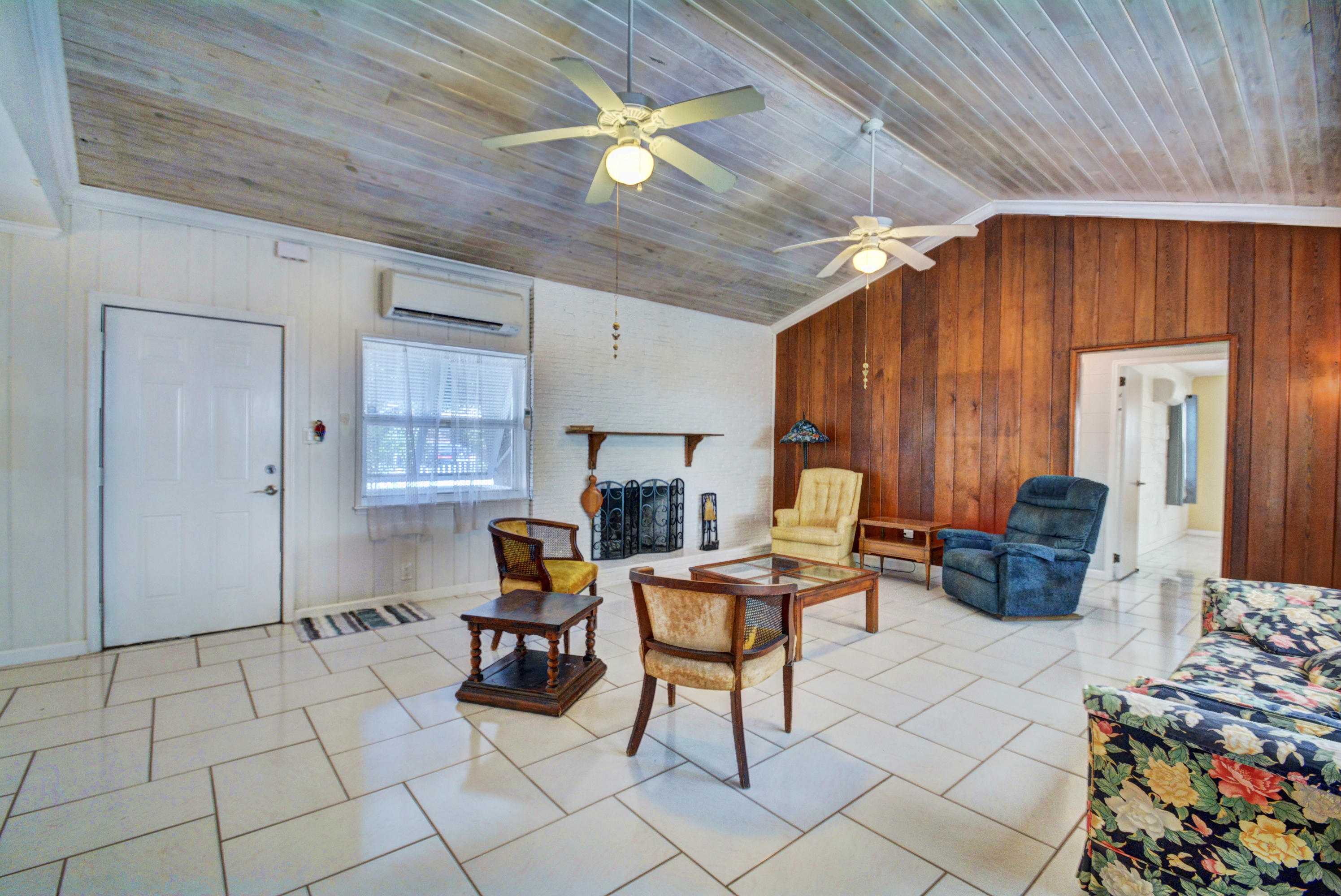 660 S Road Boynton Beach, FL 33435 - Photo 7 of 37 Vaulted Ceilings