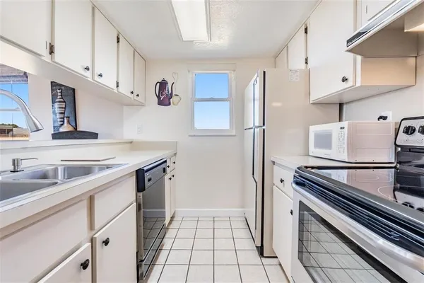 $1,600 | 2525 West Bay Drive, Unit B44, Belleair Bluffs, FL 33770