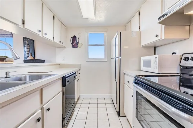 $1,700 | 2525 West Bay Drive, Unit B44, Belleair Bluffs, FL 33770