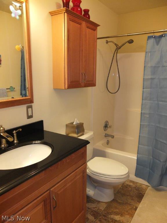 176 Manning Road Mogadore, OH 44260 - Photo 14 of 25 Full bath on the main level.