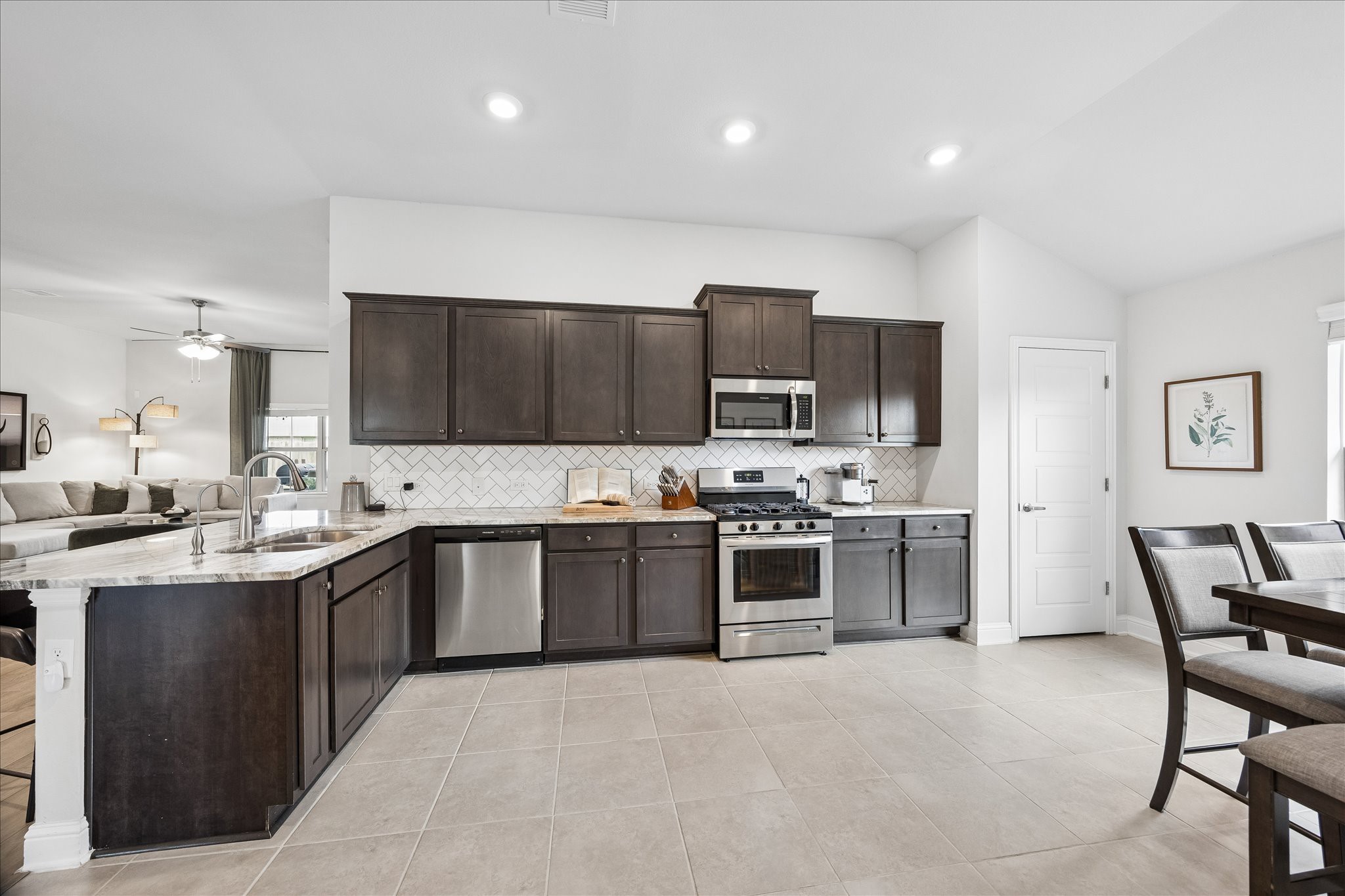 10227 Whitney Reach Drive Rosharon, TX 77583 - Photo 7 of 28 Large kitchen with beautiful countertops and cabinets and stainless appliances.