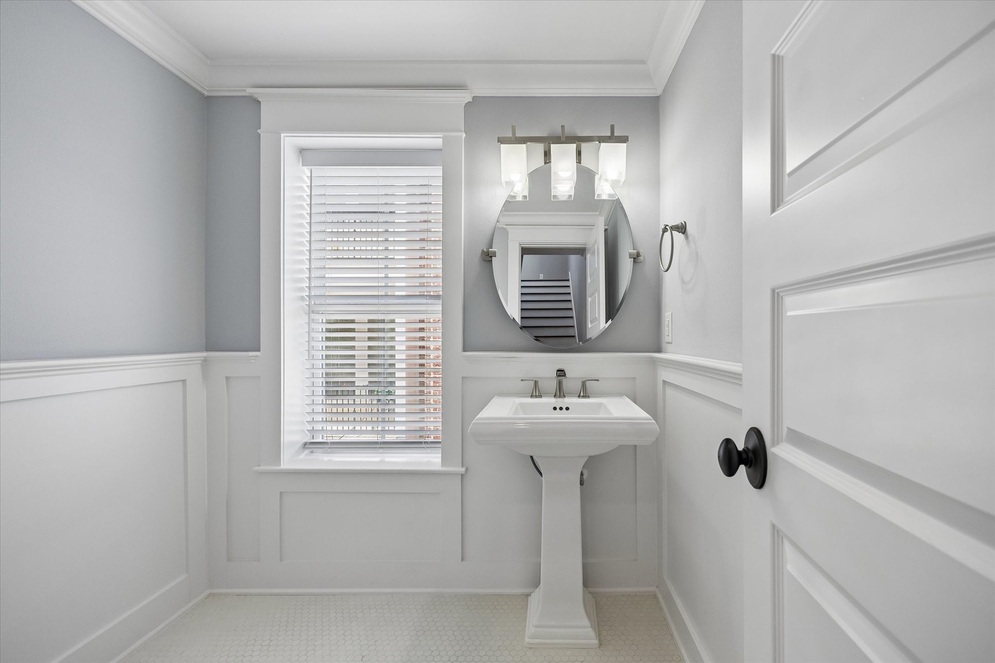 415 West 16th Street, Unit D Houston, TX 77008 - Photo 21 of 41 Half bath on the second floor.
