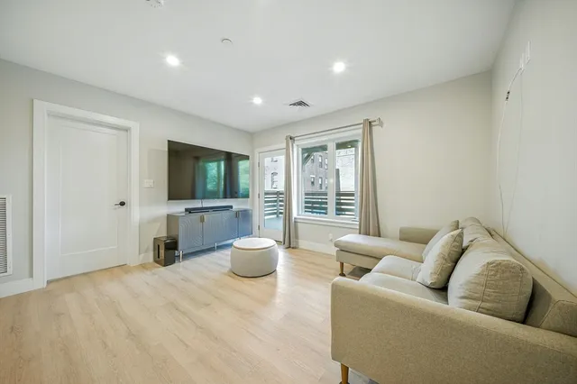 $3,000 | 25 2nd Street, Unit 206, Chelsea, MA 02150