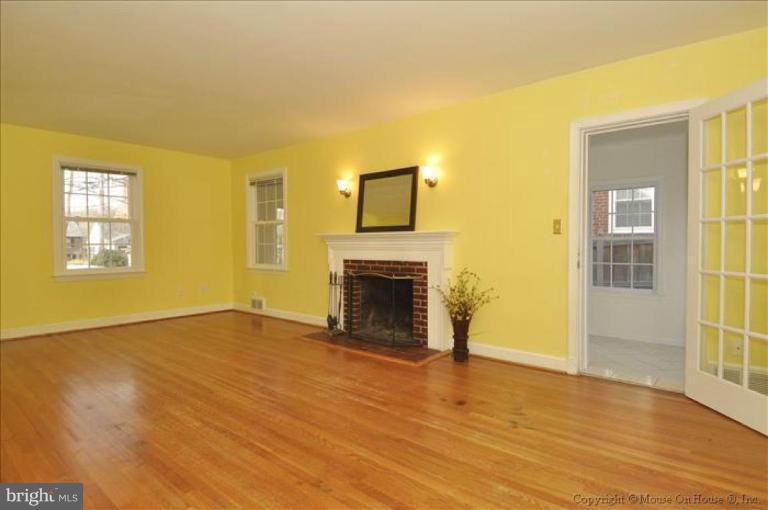 9414 Colesville Road Silver Spring, MD 20901 - Photo 14 of 30 Living Room