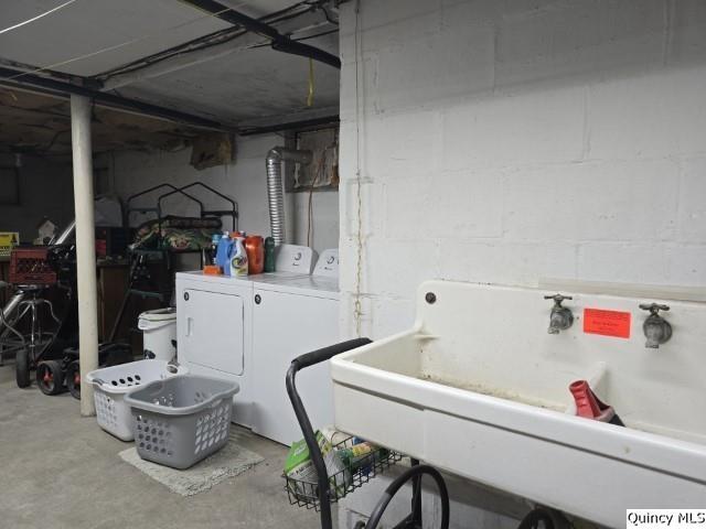 228 Wabash Avenue Carthage, IL 62321 - Photo 23 of 35 a bathroom with a toilet and a shower