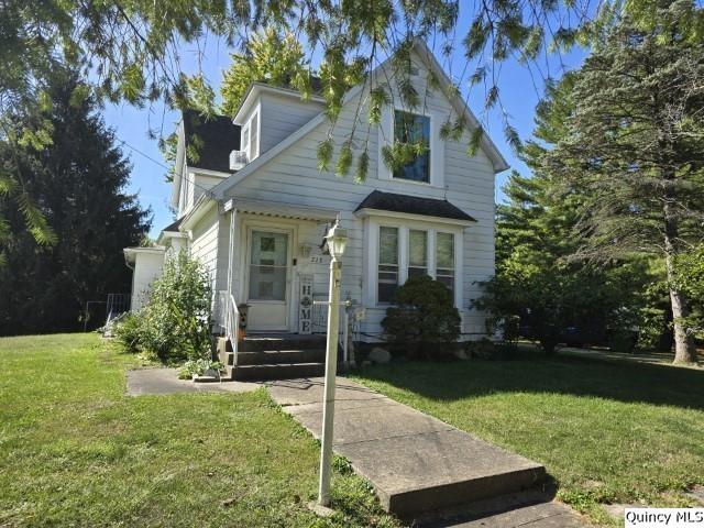 228 Wabash Avenue Carthage, IL 62321 - Photo 26 of 35 a front view of a house with garden