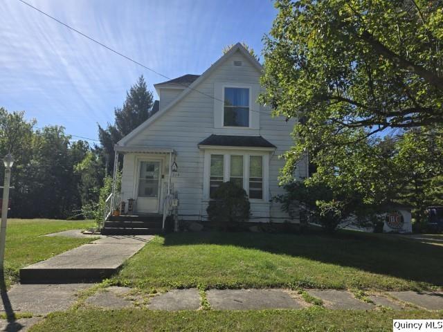 228 Wabash Avenue Carthage, IL 62321 - Photo 27 of 35 a front view of a house with garden