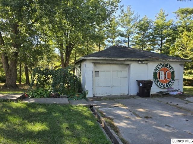 228 Wabash Avenue Carthage, IL 62321 - Photo 30 of 35 a front view of a house with garden