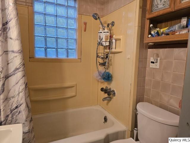 228 Wabash Avenue Carthage, IL 62321 - Photo 5 of 35 a bathroom with a toilet and shower