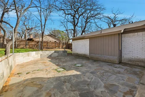 a view of a backyard