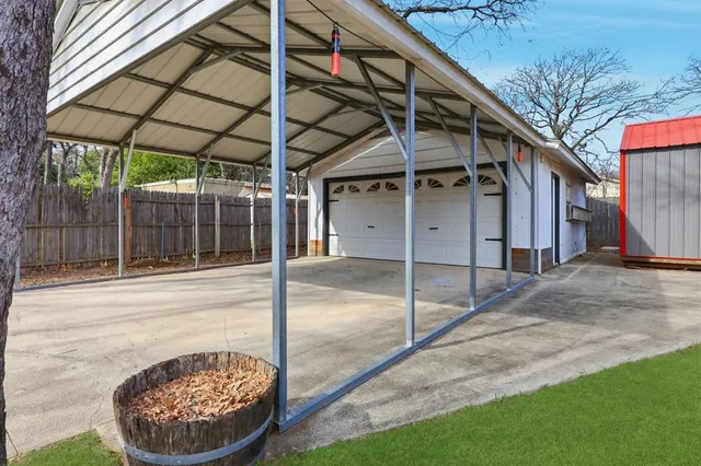 a view of a house with backyard