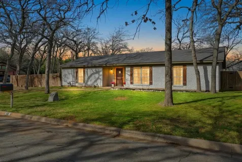 a view of an house with backyard and garden